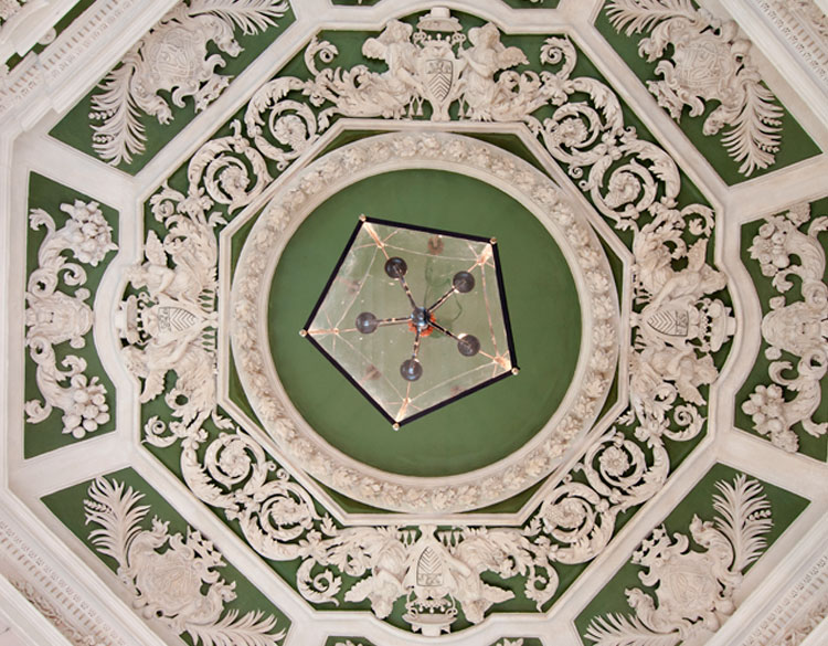 Château de suze la rousse • les châteaux de la drôme Stuc décor plafond